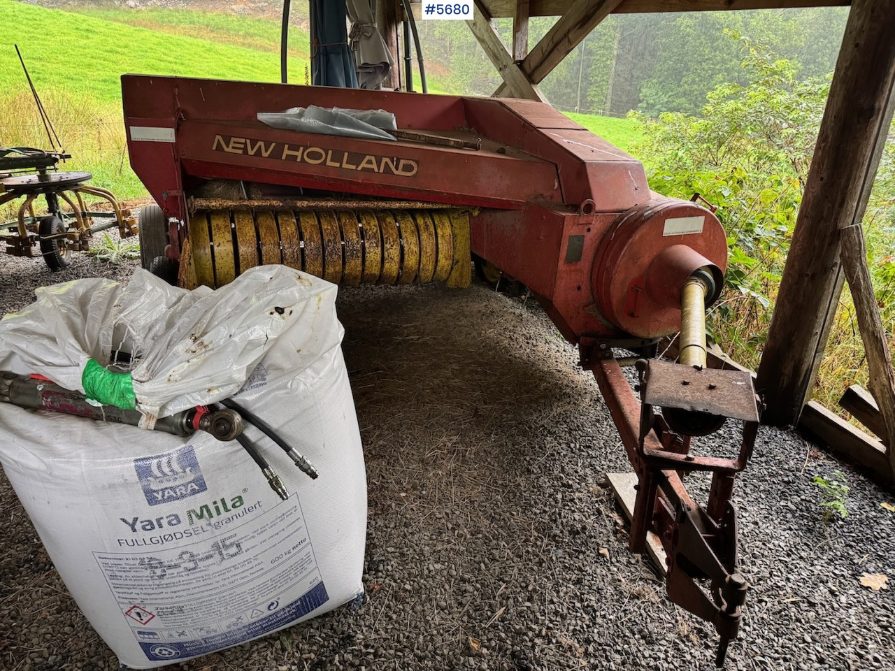 New Holland 268 Square Baler - Máquina para produção de feno: foto 2 New Holland 268 Square Baler - Máquina para produção de feno: foto 2