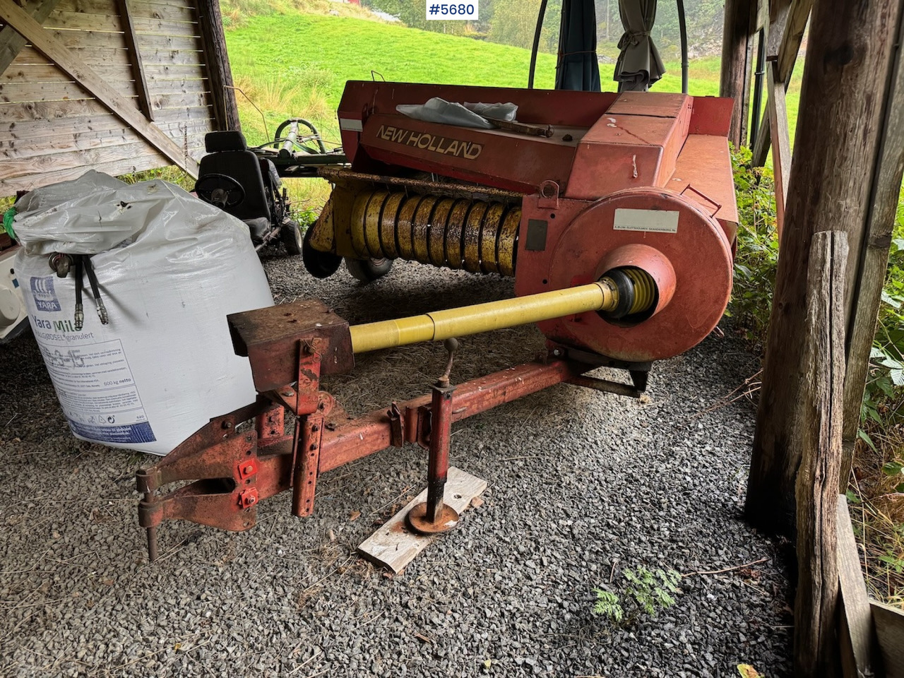 New Holland 268 Square Baler - Máquina para produção de feno: foto 3 New Holland 268 Square Baler - Máquina para produção de feno: foto 3