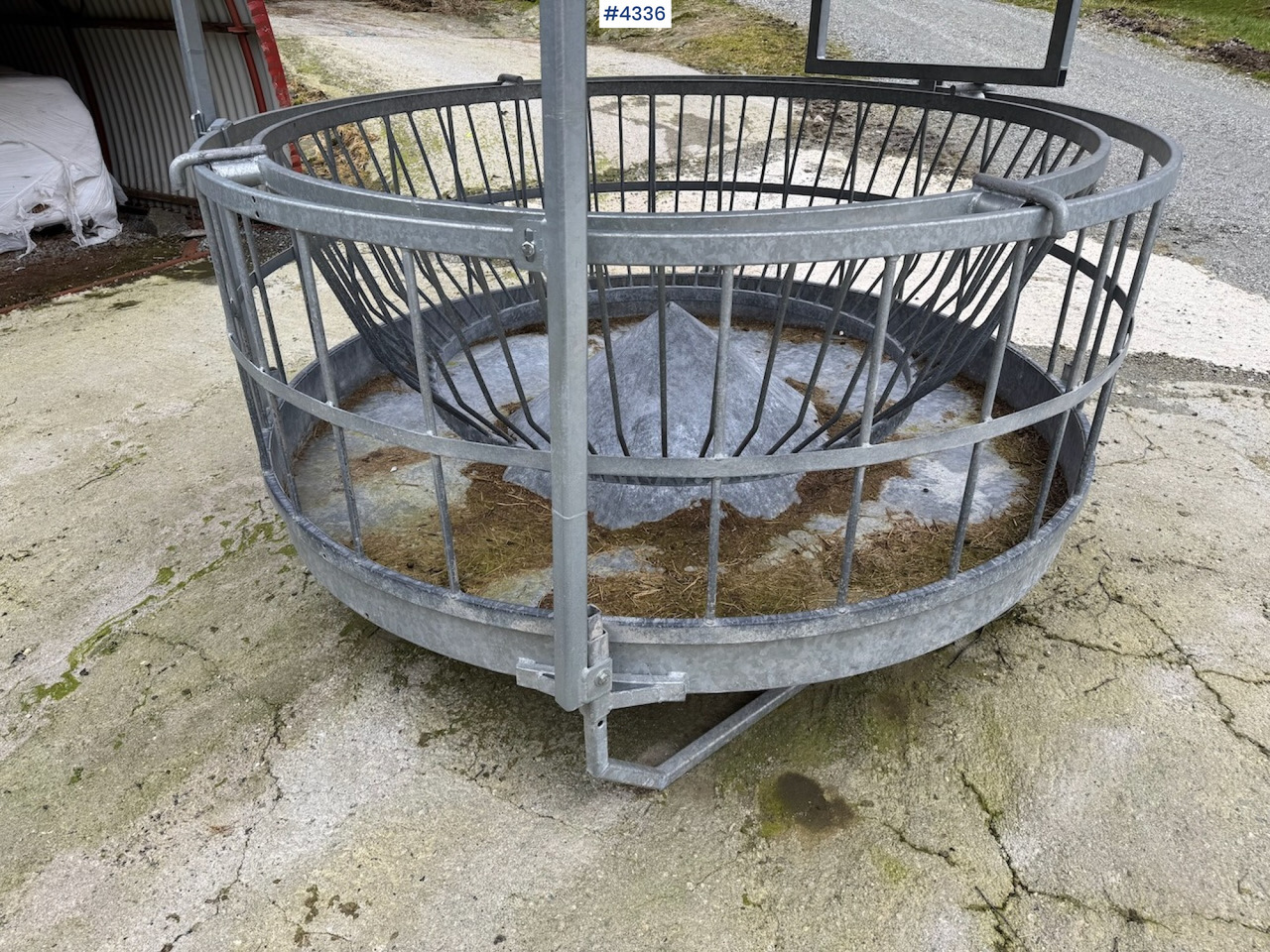 Round bale feeder for sheep - Equipamento de gado: foto 2 Round bale feeder for sheep - Equipamento de gado: foto 2