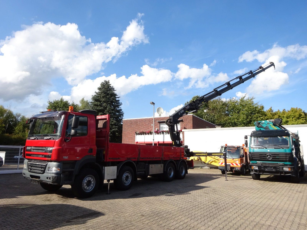 DAF 85.410 Pritsche + HIAB 322E6 Kran 8x4 - Camião grua: foto 1 DAF 85.410 Pritsche + HIAB 322E6 Kran 8x4 - Camião grua: foto 1