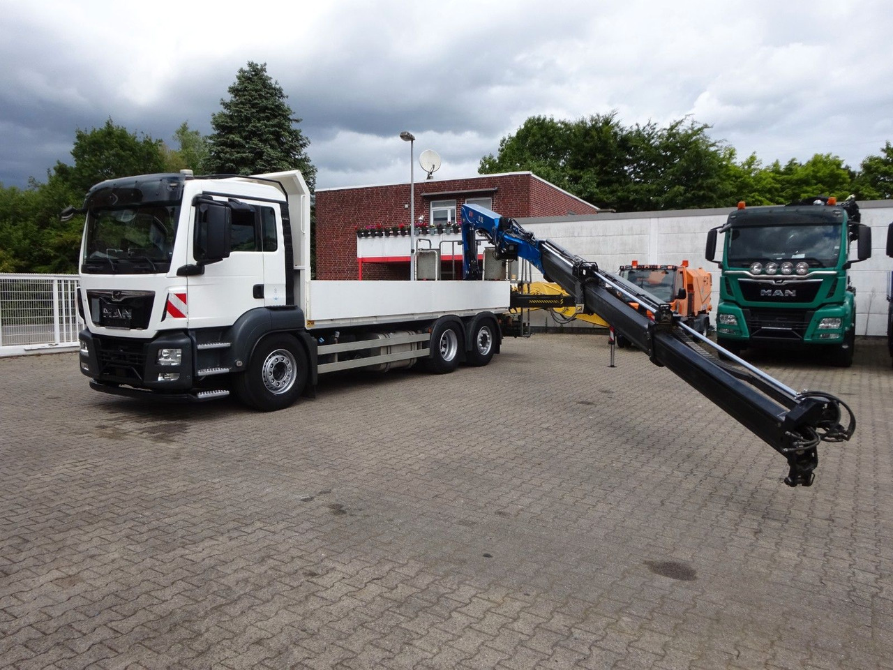 MAN 26.420 TGS Pritsche + HIAB 211 HIPRO Kran - Camião de caixa aberta/ Plataforma, Camião grua: foto 5 MAN 26.420 TGS Pritsche + HIAB 211 HIPRO Kran - Camião de caixa aberta/ Plataforma, Camião grua: foto 5