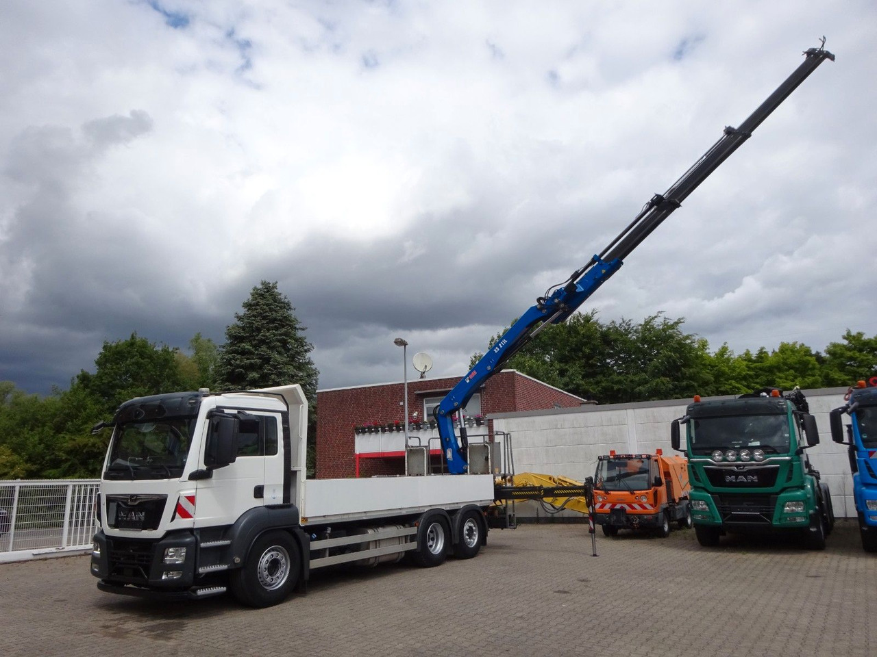 MAN 26.420 TGS Pritsche + HIAB 211 HIPRO Kran - Camião de caixa aberta/ Plataforma, Camião grua: foto 2 MAN 26.420 TGS Pritsche + HIAB 211 HIPRO Kran - Camião de caixa aberta/ Plataforma, Camião grua: foto 2
