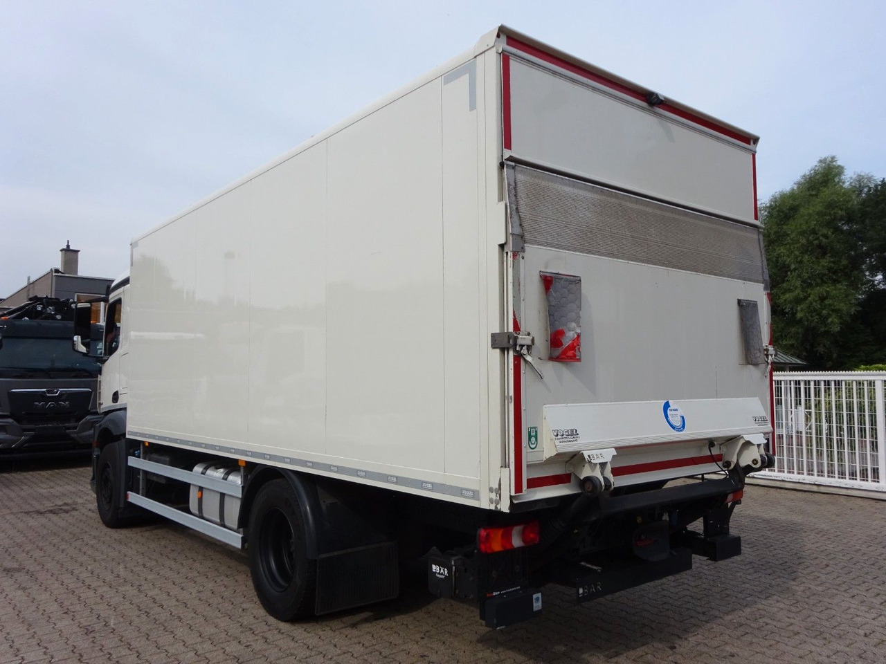 Mercedes-Benz 1842 Antos Koffer + BÄR Ladebordwand 4x2 - Camião furgão: foto 4 Mercedes-Benz 1842 Antos Koffer + BÄR Ladebordwand 4x2 - Camião furgão: foto 4