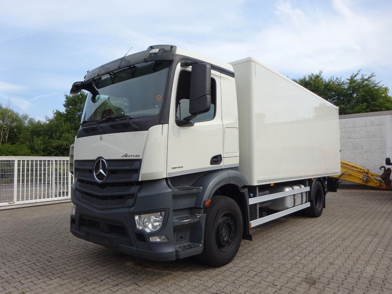 Mercedes-Benz 1842 Antos Koffer + BÄR Ladebordwand 4x2 - Camião furgão: foto 3 Mercedes-Benz 1842 Antos Koffer + BÄR Ladebordwand 4x2 - Camião furgão: foto 3
