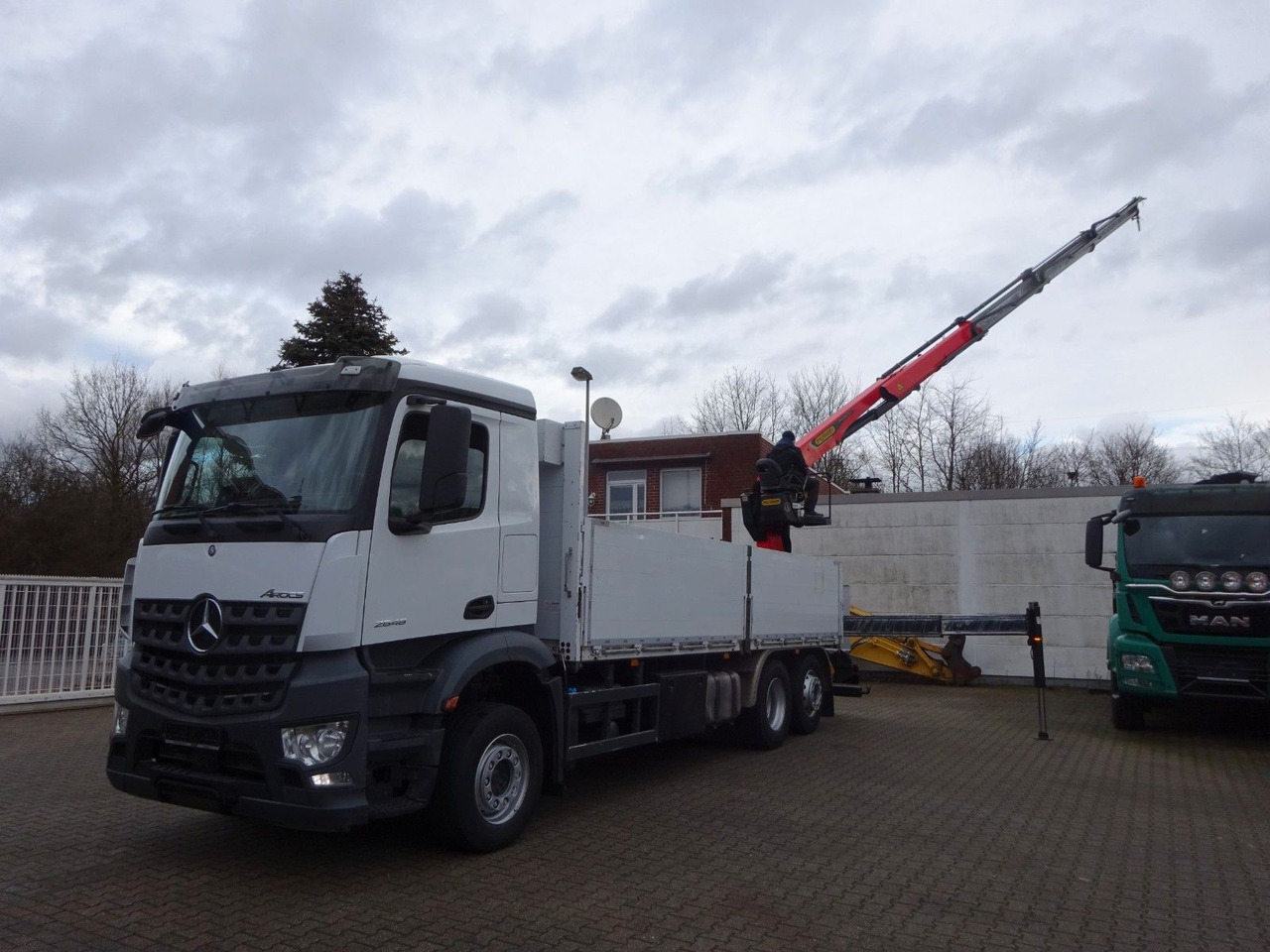 Mercedes-Benz 2648 Baustoffpritsche + PK 23001 TEC3 Kran Mercedes-Benz 2648 Baustoffpritsche + PK 23001 TEC3 Kran - Camião grua, Camião de caixa aberta/ Plataforma: foto 3 Mercedes-Benz 2648 Baustoffpritsche + PK 23001 TEC3 Kran Mercedes-Benz 2648 Baustoffpritsche + PK 23001 TEC3 Kran - Camião grua, Camião de caixa aberta/ Plataforma: foto 3