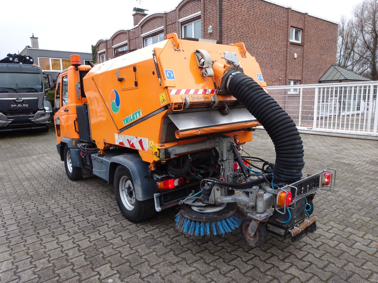 Multicar M30 HAKO FUMO Kehrmaschine + Schneeplatte 4x4 - Carrinha basculante: foto 2 Multicar M30 HAKO FUMO Kehrmaschine + Schneeplatte 4x4 - Carrinha basculante: foto 2