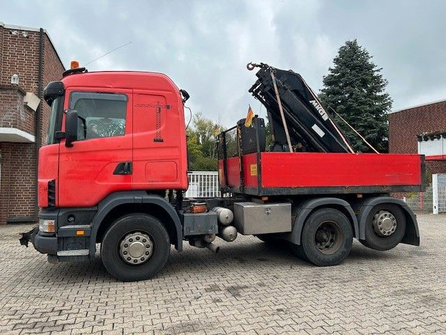 Scania 124 L 470 Pritsche + MKG HLK 201 HP 6x2 - Camião de caixa aberta/ Plataforma, Camião grua: foto 1 Scania 124 L 470 Pritsche + MKG HLK 201 HP 6x2 - Camião de caixa aberta/ Plataforma, Camião grua: foto 1