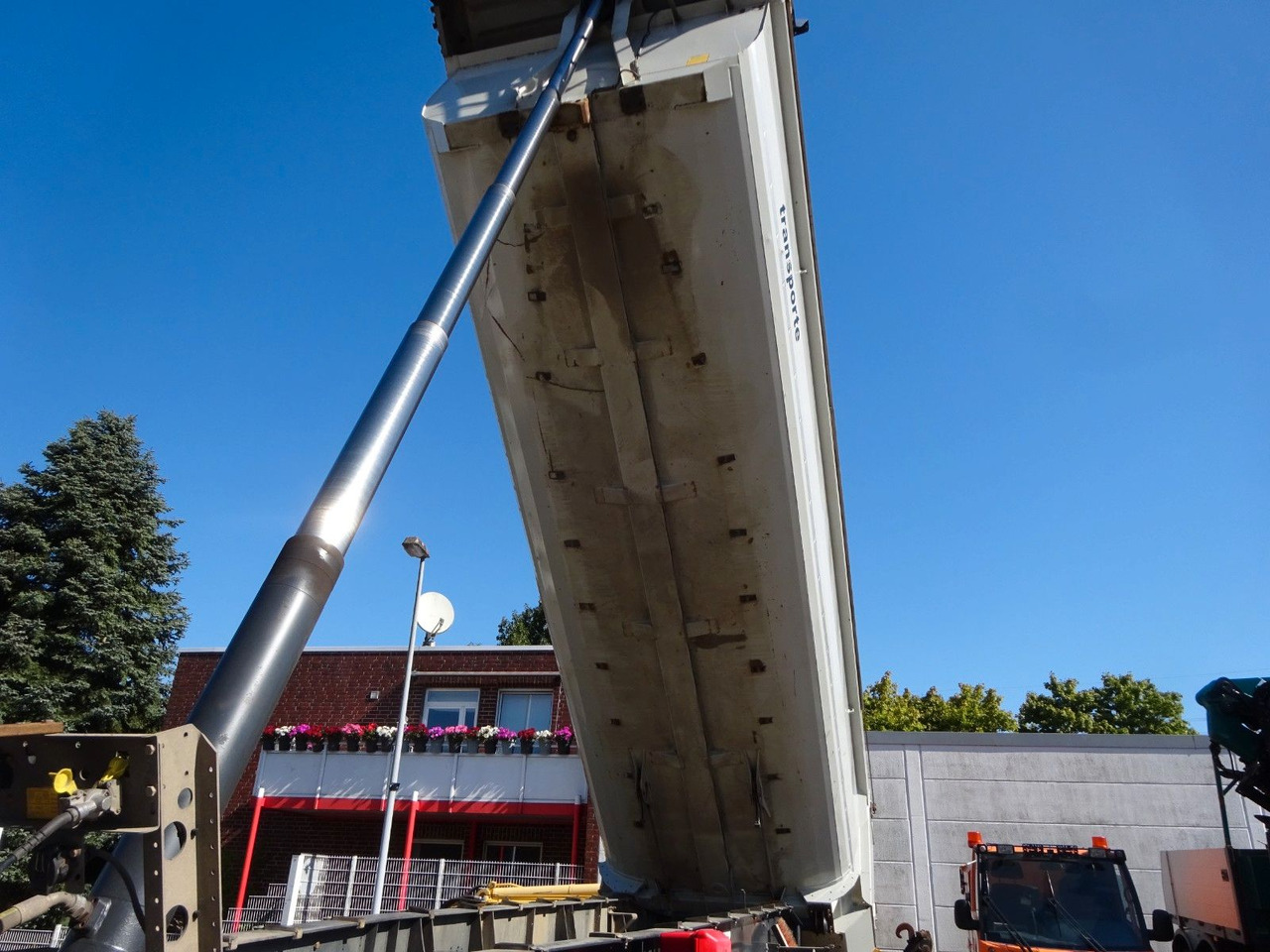 Schmitz Cargobull Kippauflieger mit 3 Achsen ca. 24 m³ 2x Bestand - Semi-reboque basculante: foto 3 Schmitz Cargobull Kippauflieger mit 3 Achsen ca. 24 m³ 2x Bestand - Semi-reboque basculante: foto 3