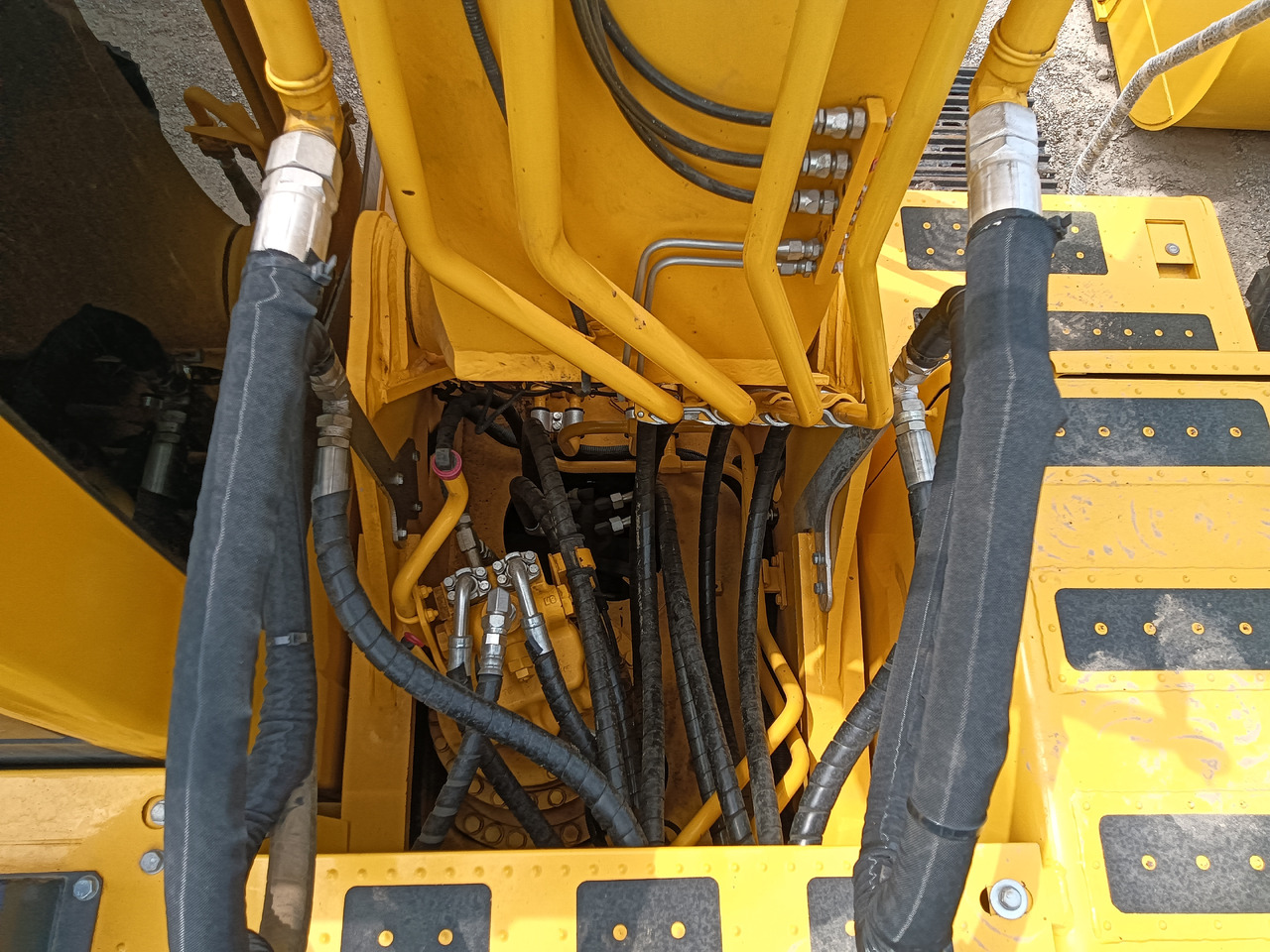 Escavadora de rastos KOMATSU PC200-8: foto 9