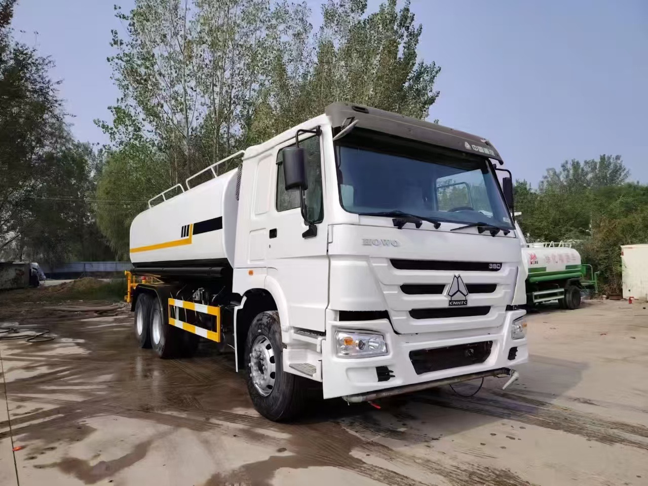 SINOTRUK HOWO sprinkler - Camião cisterna: foto 1 SINOTRUK HOWO sprinkler - Camião cisterna: foto 1