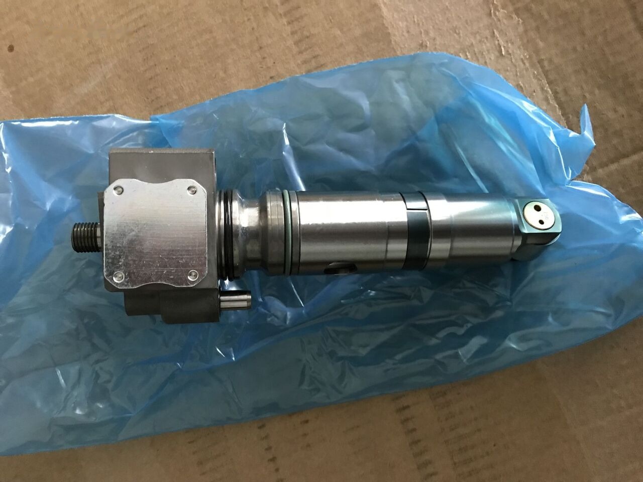 Mercedes-Benz 2018 0280746902 Mercedes-Benz AXOR-ATEGO - Injector para Camião: foto 1 Mercedes-Benz 2018 0280746902 Mercedes-Benz AXOR-ATEGO - Injector para Camião: foto 1