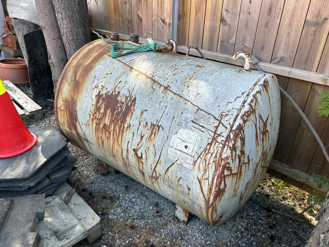 Diesel tank 1000 liter - Equipamento para oficina: foto 1 Diesel tank 1000 liter - Equipamento para oficina: foto 1