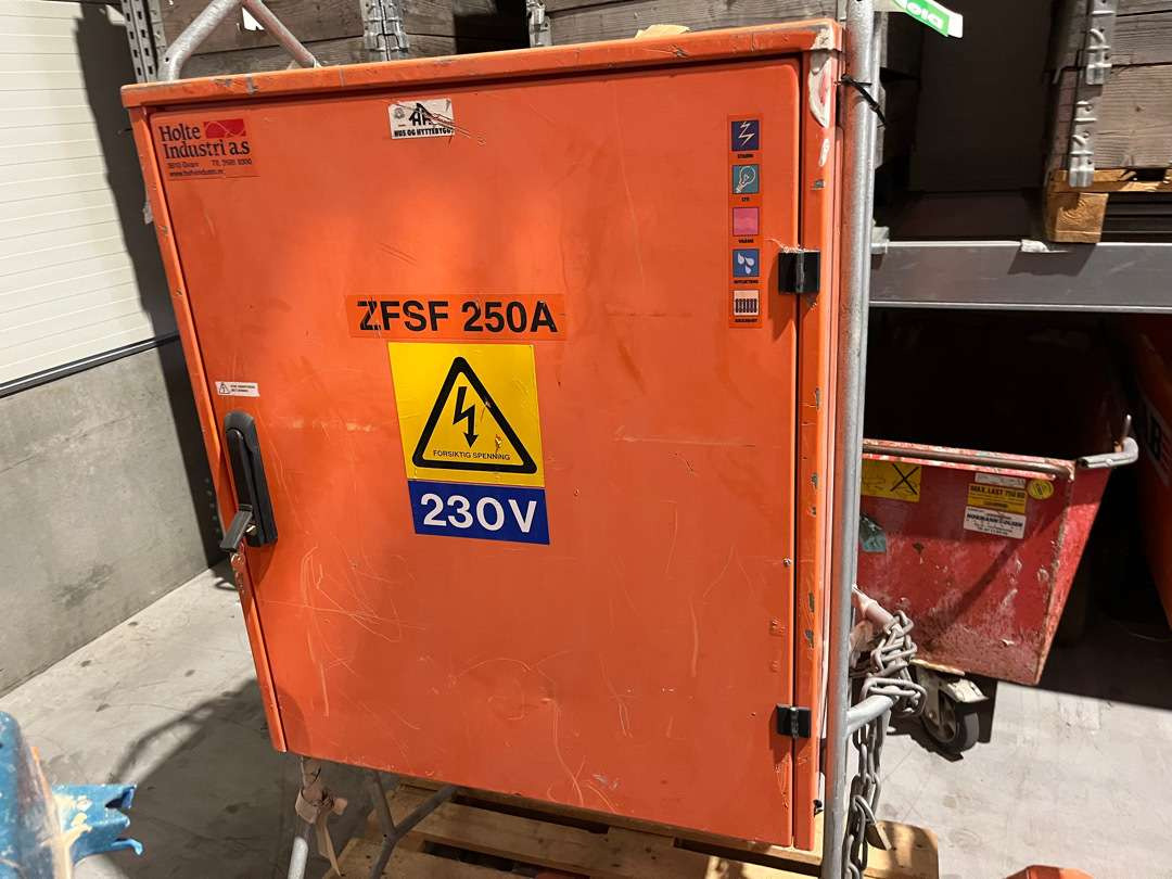 Holte strømskap 230 V - Ferramenta/ Equipamento: foto 1 Holte strømskap 230 V - Ferramenta/ Equipamento: foto 1