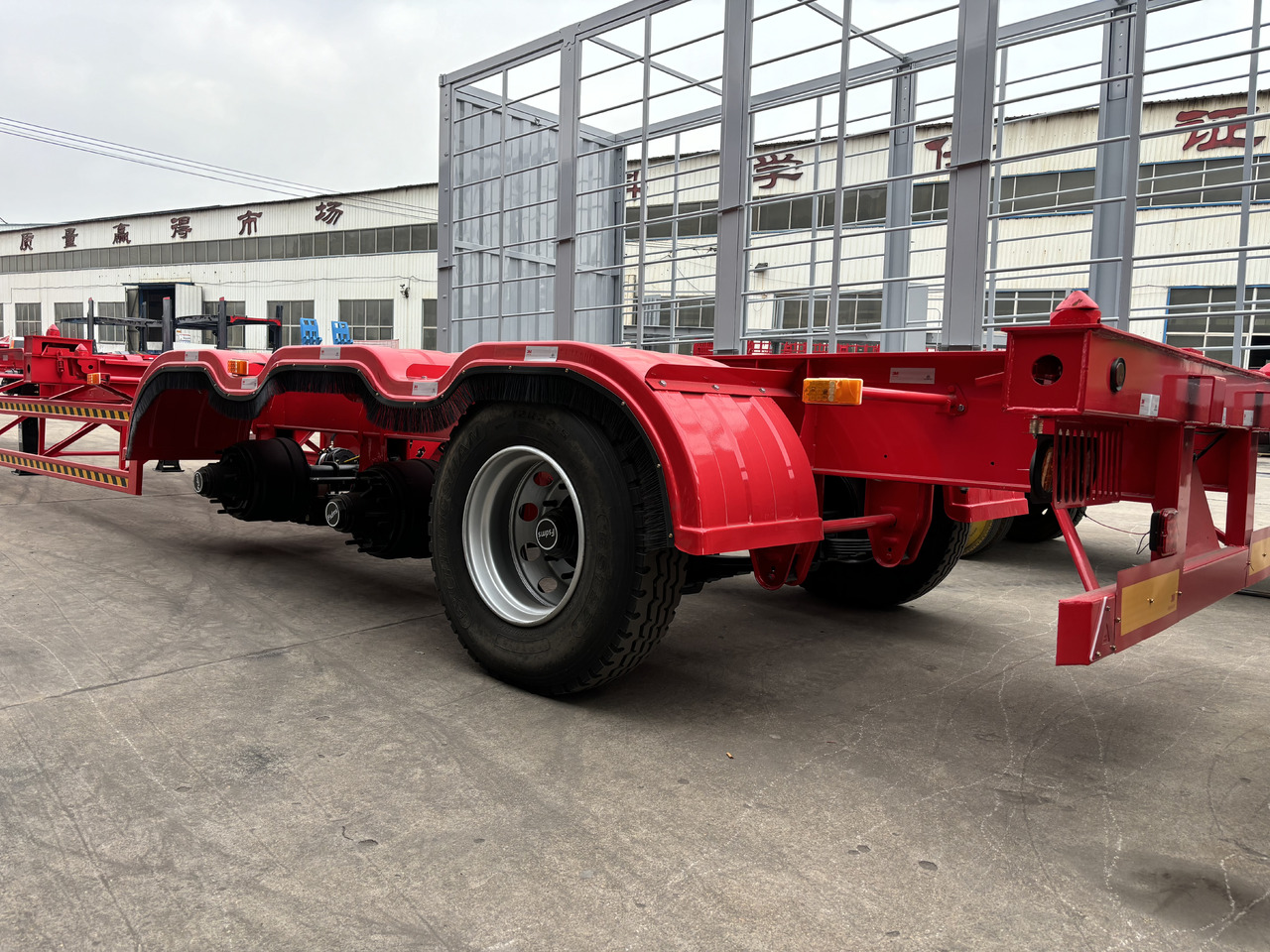 - Semi-reboque transportador de contêineres/ Caixa móvel: foto 2 - Semi-reboque transportador de contêineres/ Caixa móvel: foto 2