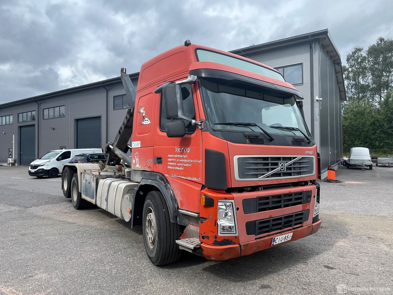 Volvo FM12, koukkulavakuorma-auto, 2003 *ALV-vähennyskelpoinen*, Vihti - Camião: foto 2 Volvo FM12, koukkulavakuorma-auto, 2003 *ALV-vähennyskelpoinen*, Vihti - Camião: foto 2