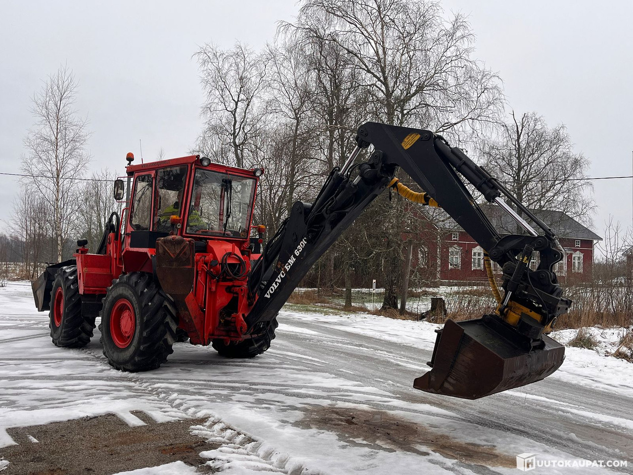 Volvo BM 6300, traktorikaivuri pyörittäjällä ja runsailla lisävarusteilla, 1987, Marttila - Retroescavadeira: foto 5 Volvo BM 6300, traktorikaivuri pyörittäjällä ja runsailla lisävarusteilla, 1987, Marttila - Retroescavadeira: foto 5