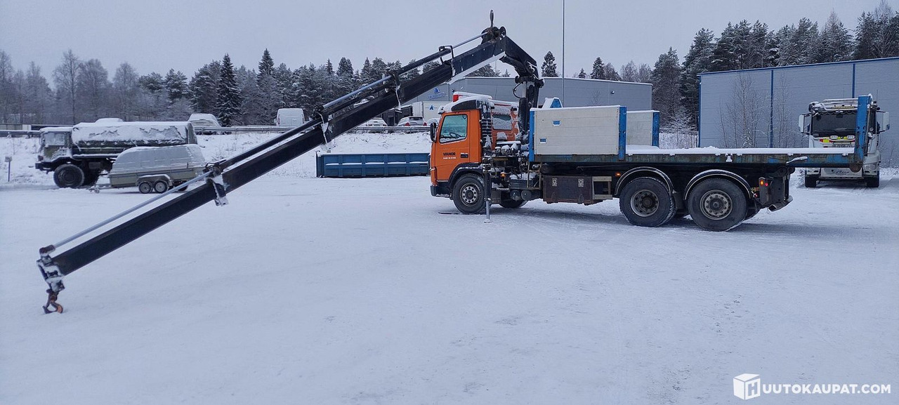 Volvo FM7, 1999, Kajaani - Camião de caixa aberta/ Plataforma, Camião grua: foto 1 Volvo FM7, 1999, Kajaani - Camião de caixa aberta/ Plataforma, Camião grua: foto 1