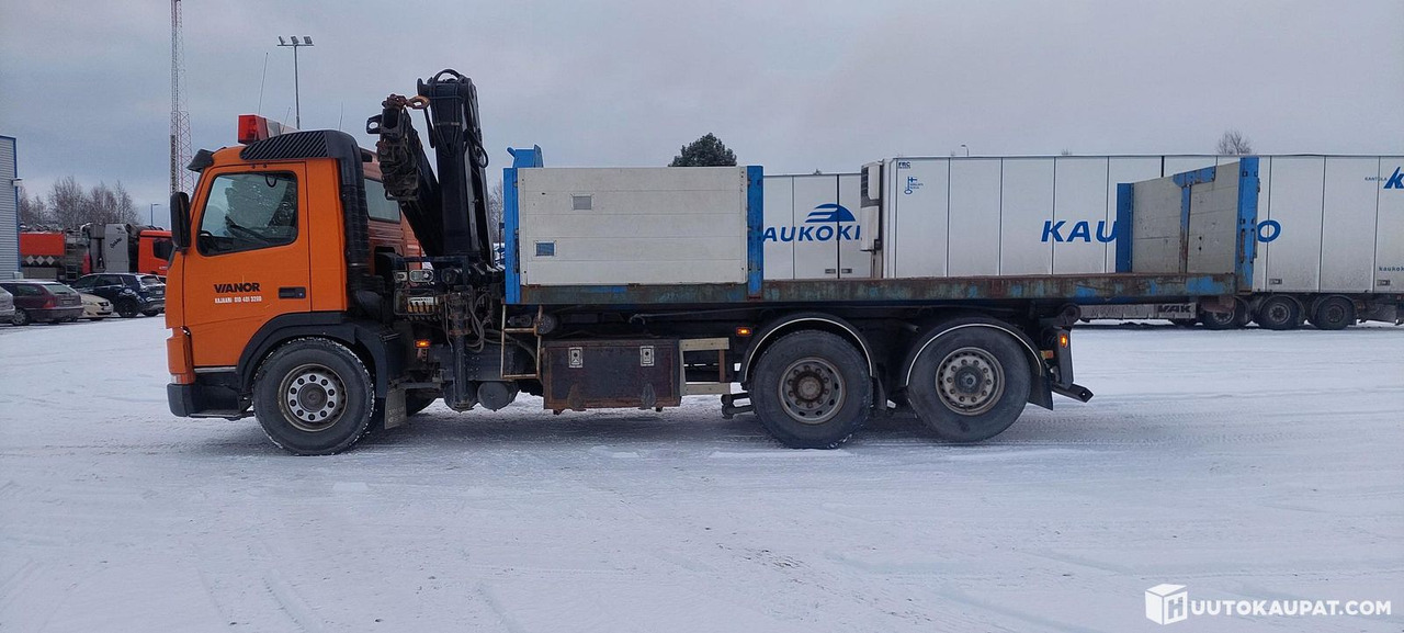 Volvo FM7, 1999, Kajaani - Camião de caixa aberta/ Plataforma, Camião grua: foto 4 Volvo FM7, 1999, Kajaani - Camião de caixa aberta/ Plataforma, Camião grua: foto 4