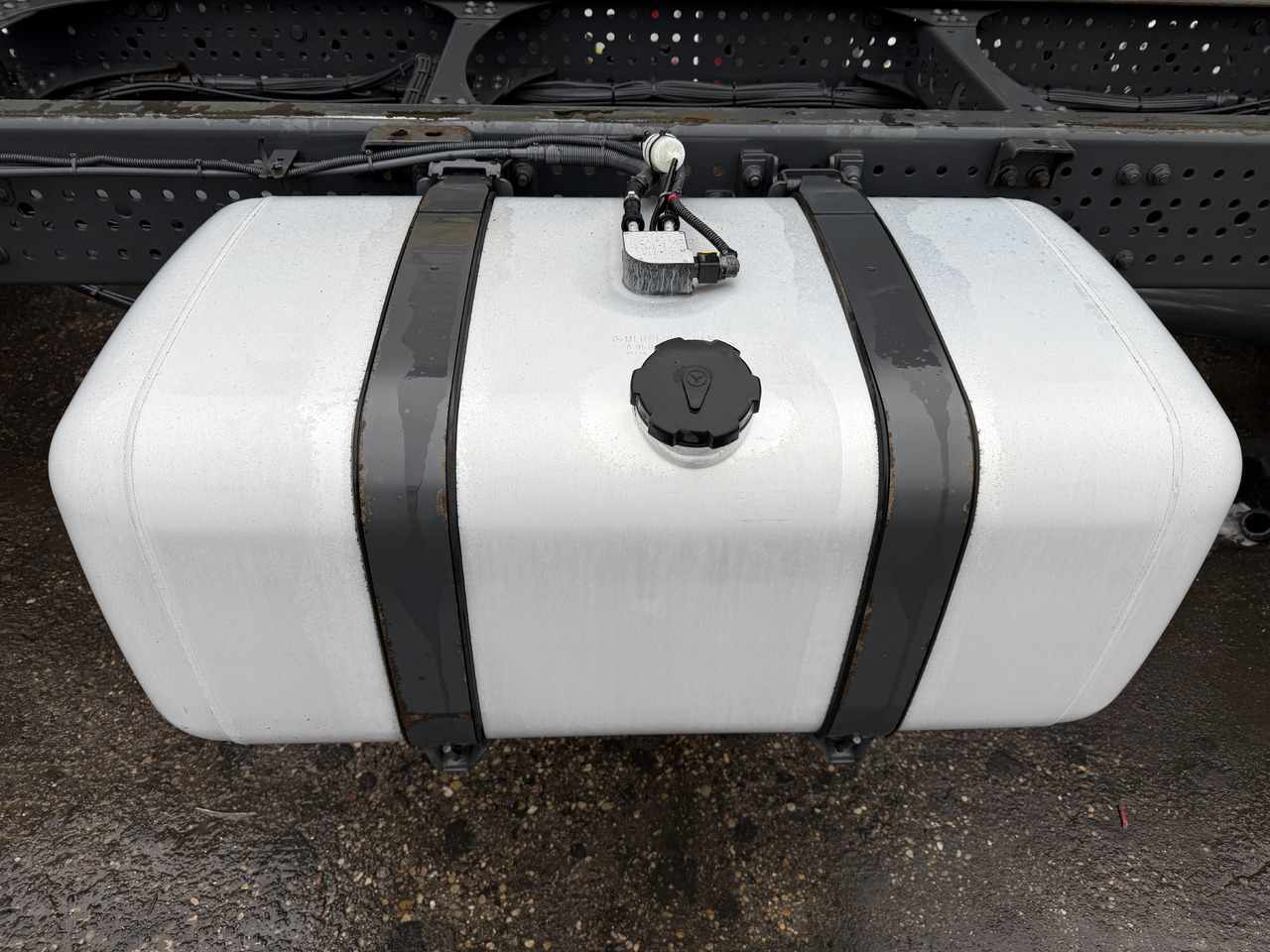 Mercedes Actros MP 4 Antos 390L - Tanque de combustível: foto 1 Mercedes Actros MP 4 Antos 390L - Tanque de combustível: foto 1