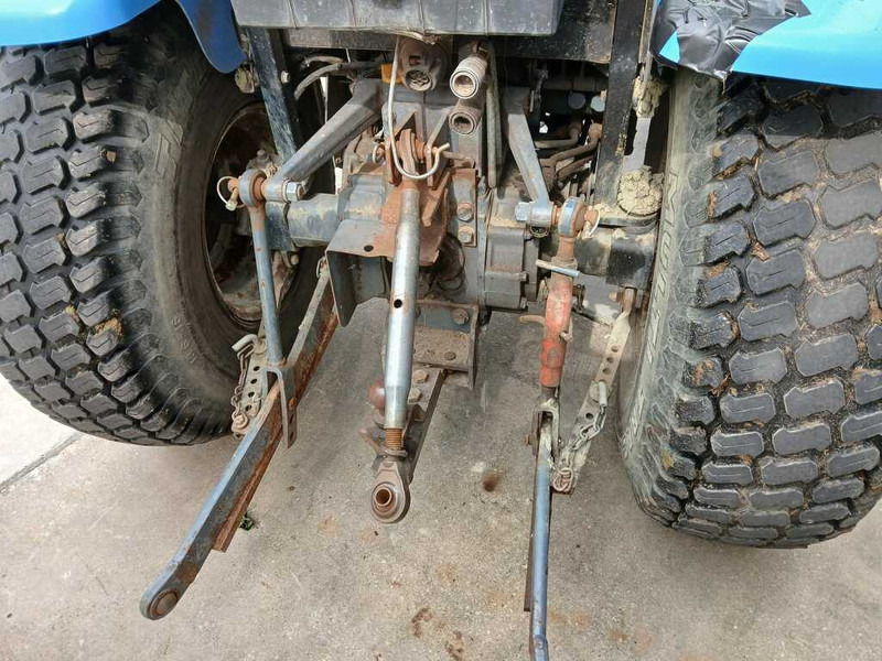 New Holland TC 27 - Mini trator: foto 3 New Holland TC 27 - Mini trator: foto 3