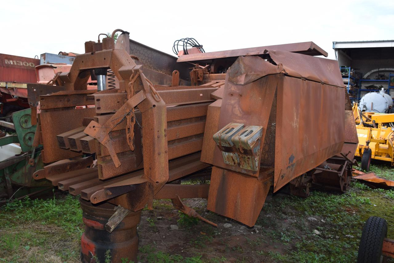 CLAAS Quadrant 1100 *zur Teilevertwertung* - Enfardadeira de fardos quadrados: foto 3 CLAAS Quadrant 1100 *zur Teilevertwertung* - Enfardadeira de fardos quadrados: foto 3