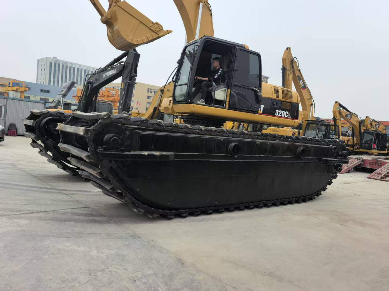 CATERPILLAR 320C boat excavator - Escavadeira flutuante: foto 2 CATERPILLAR 320C boat excavator - Escavadeira flutuante: foto 2