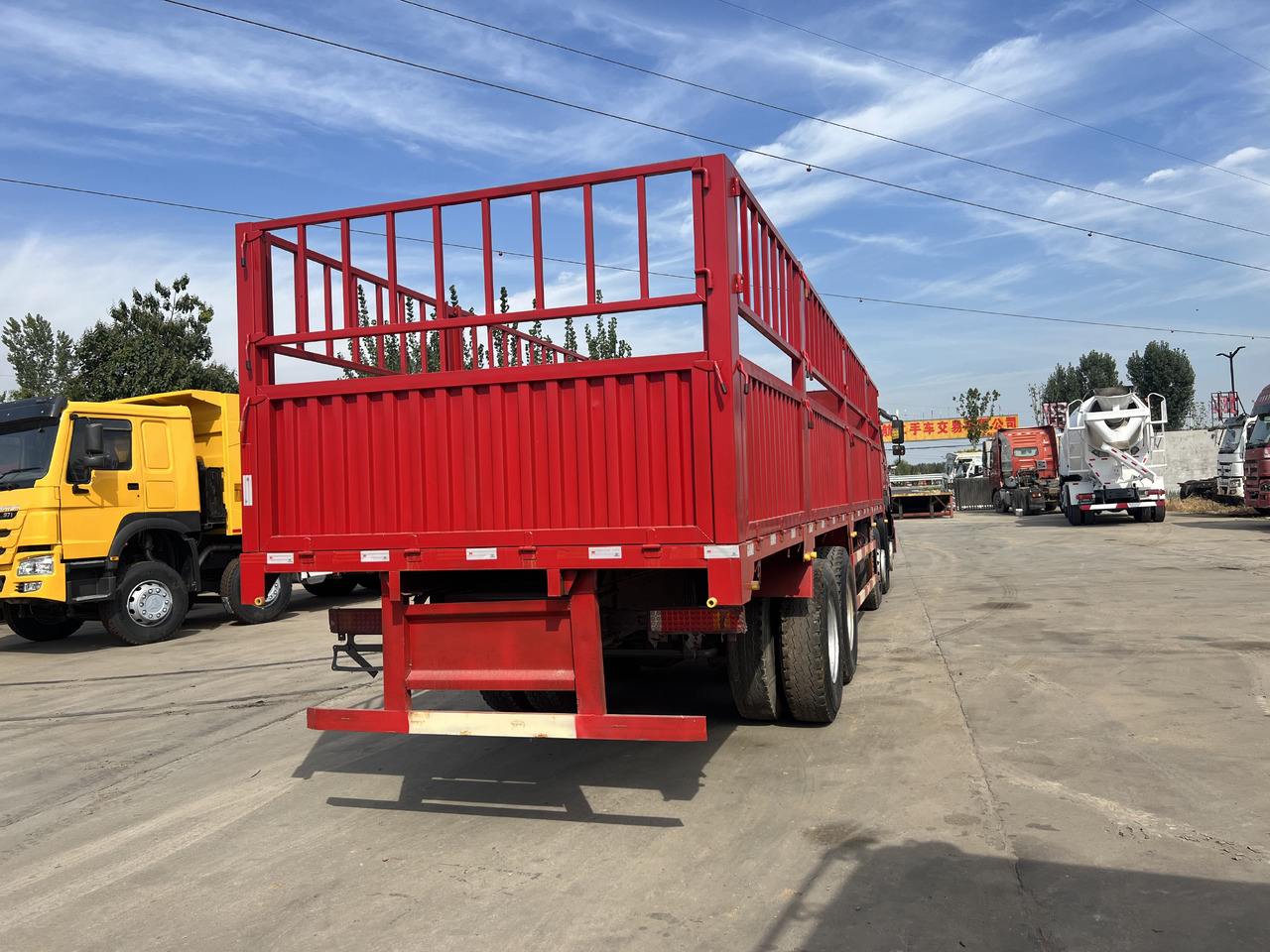 Camião SINOTRUK HOWO 8*4 Fence Truck: foto 10