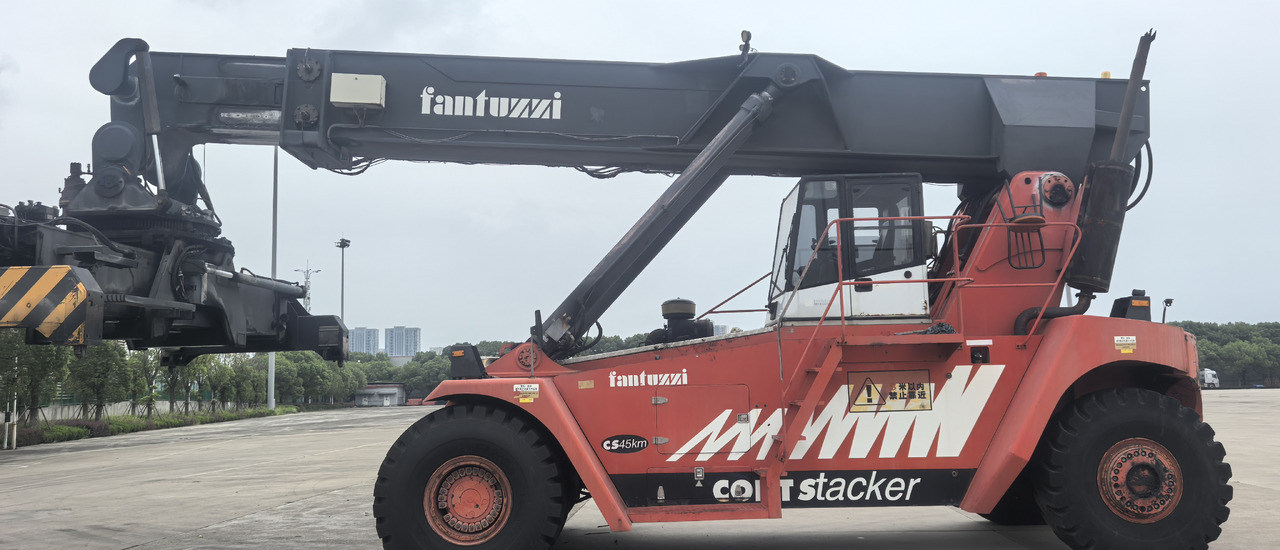 FANTUZZI CS45KM reach stacker - Reachstacker porta contentores: foto 1 FANTUZZI CS45KM reach stacker - Reachstacker porta contentores: foto 1