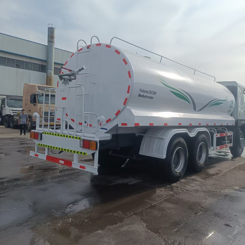 HOWO 20m³ sprinkler truck - Camião cisterna: foto 2 HOWO 20m³ sprinkler truck - Camião cisterna: foto 2