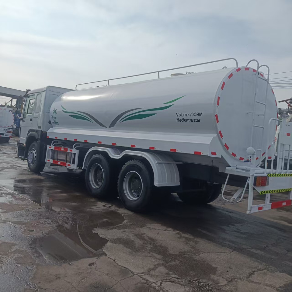 HOWO 20m³ sprinkler truck - Camião cisterna: foto 1 HOWO 20m³ sprinkler truck - Camião cisterna: foto 1