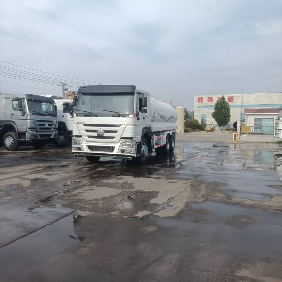 HOWO 20m³ sprinkler truck - Camião cisterna: foto 3 HOWO 20m³ sprinkler truck - Camião cisterna: foto 3