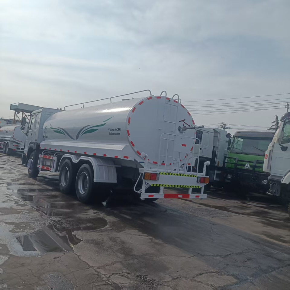 HOWO 20m³ sprinkler truck - Camião cisterna: foto 4 HOWO 20m³ sprinkler truck - Camião cisterna: foto 4