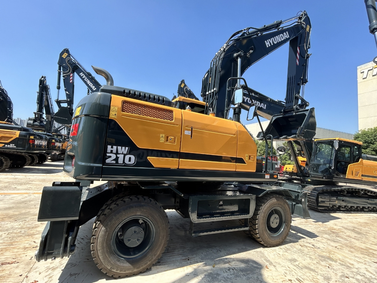 HYUNDAI HW210 - Escavadeira de rodas: foto 1 HYUNDAI HW210 - Escavadeira de rodas: foto 1