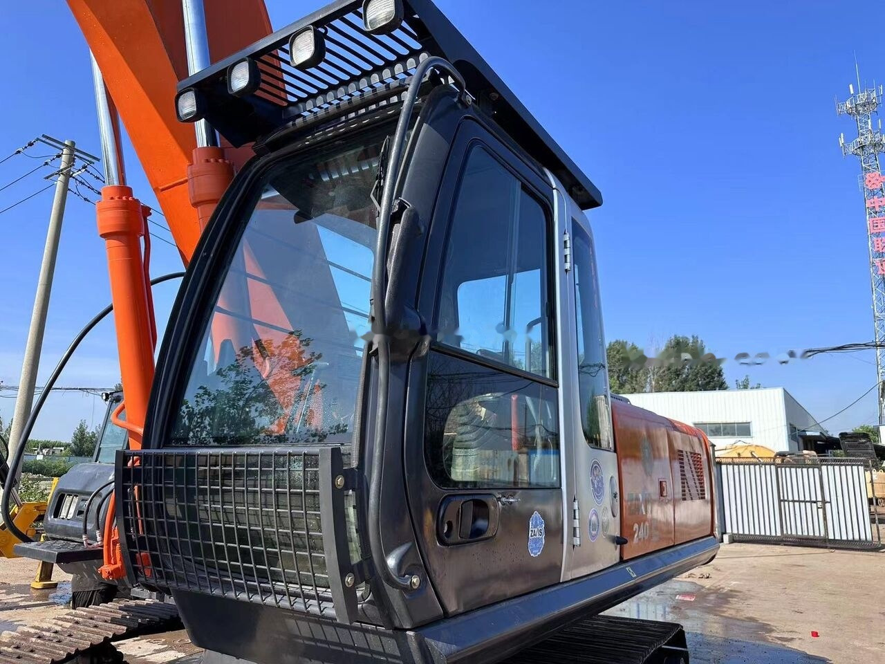 Hitachi ZX240 - Escavadora de rastos: foto 1 Hitachi ZX240 - Escavadora de rastos: foto 1