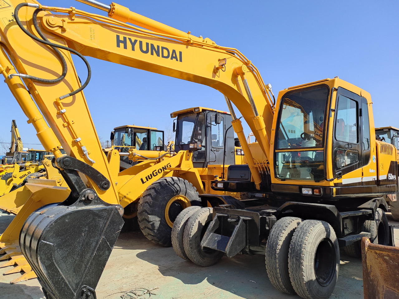 Hyundai R150W-9 - Escavadeira de rodas: foto 1 Hyundai R150W-9 - Escavadeira de rodas: foto 1