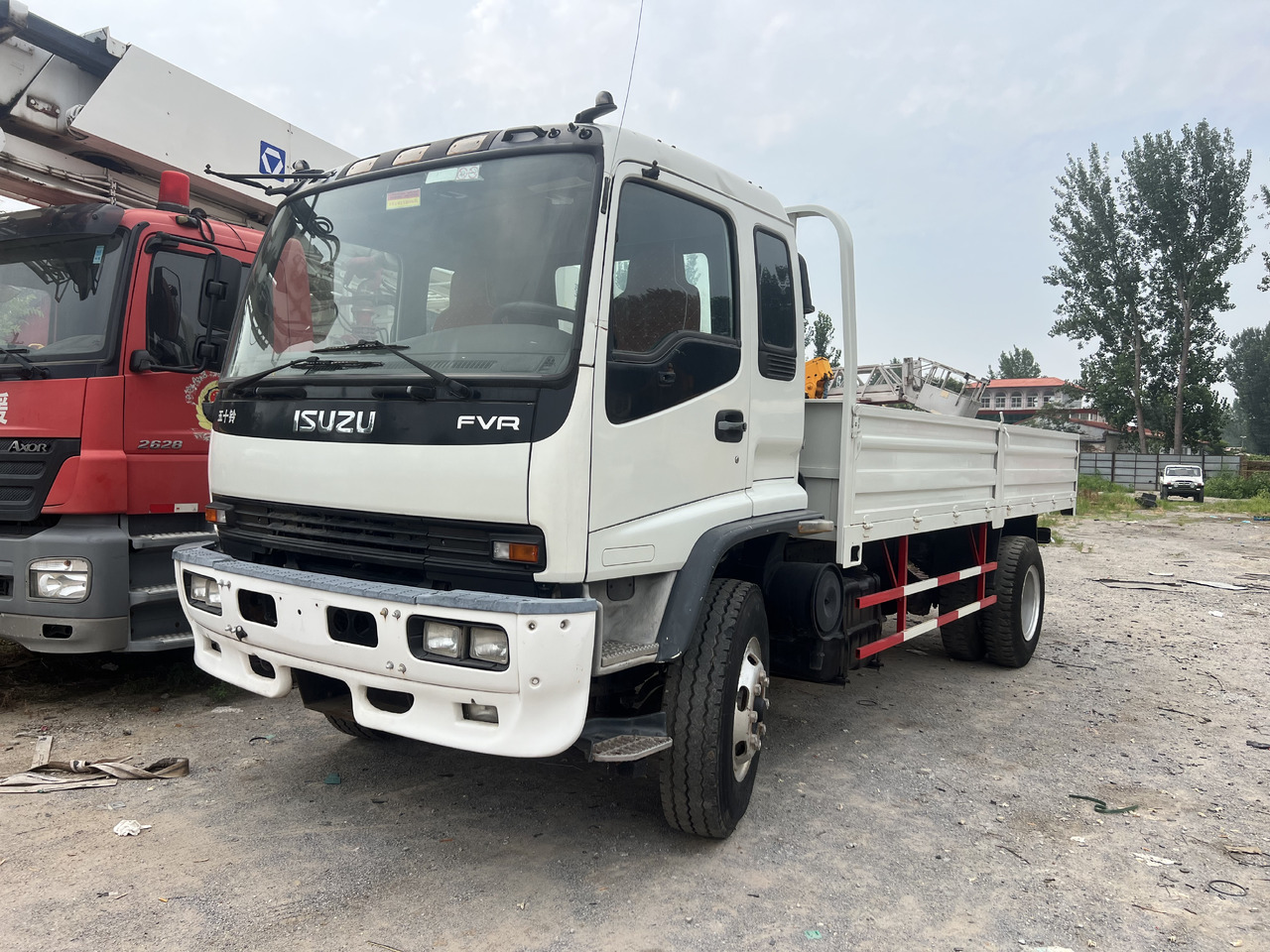 ISUZU Cargo truck - Camião basculante: foto 1 ISUZU Cargo truck - Camião basculante: foto 1