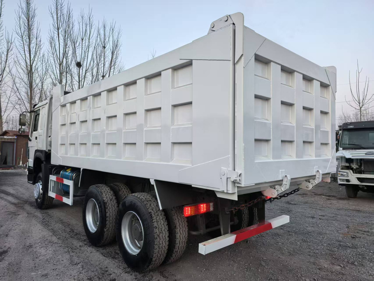 SINOTRUK HOWO 6x4 - Camião basculante: foto 3 SINOTRUK HOWO 6x4 - Camião basculante: foto 3