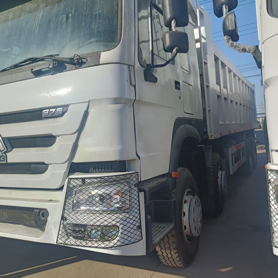 SINOTRUK HOWO 8x4 - Camião basculante: foto 4 SINOTRUK HOWO 8x4 - Camião basculante: foto 4
