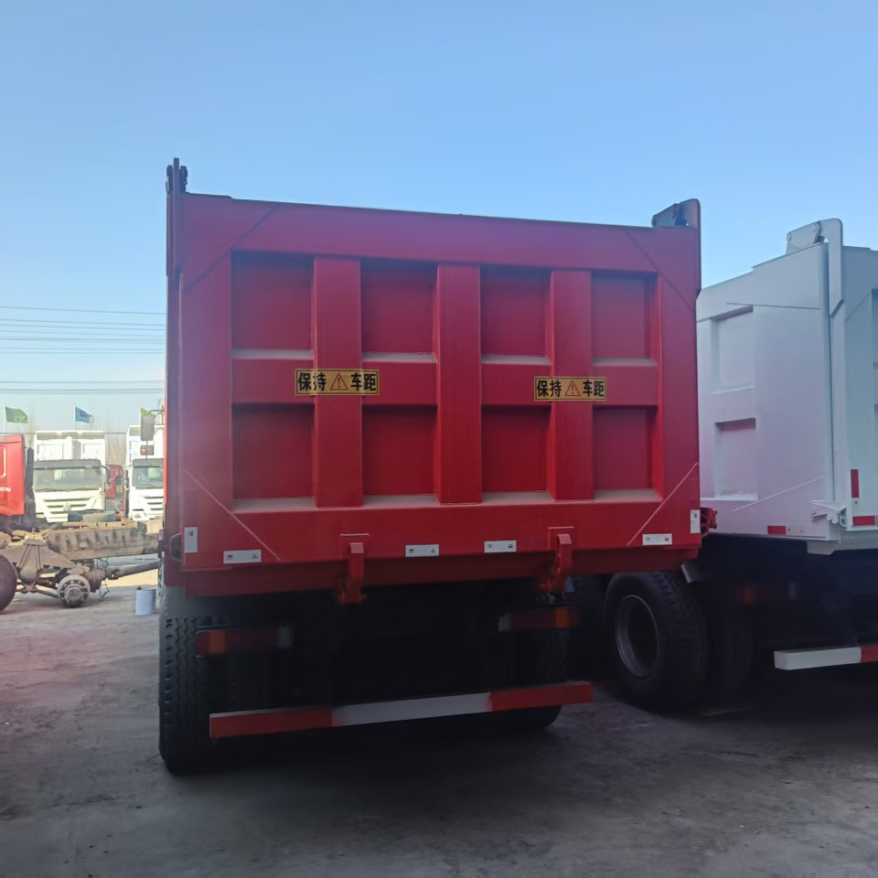 SINOTRUK HOWO 8x4 - Camião basculante: foto 3 SINOTRUK HOWO 8x4 - Camião basculante: foto 3