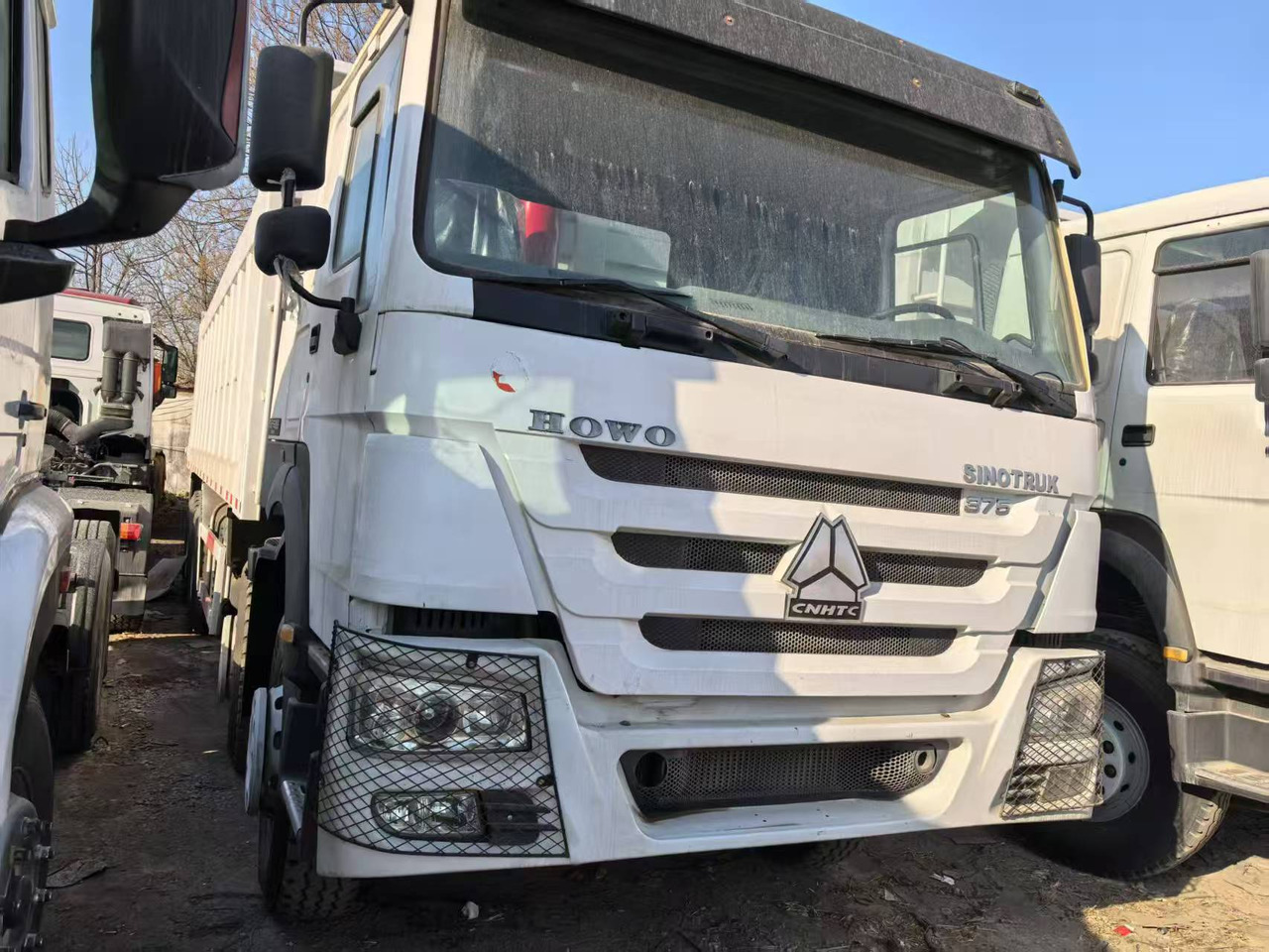 SINOTRUK HOWO 8x4 - Camião basculante: foto 1 SINOTRUK HOWO 8x4 - Camião basculante: foto 1