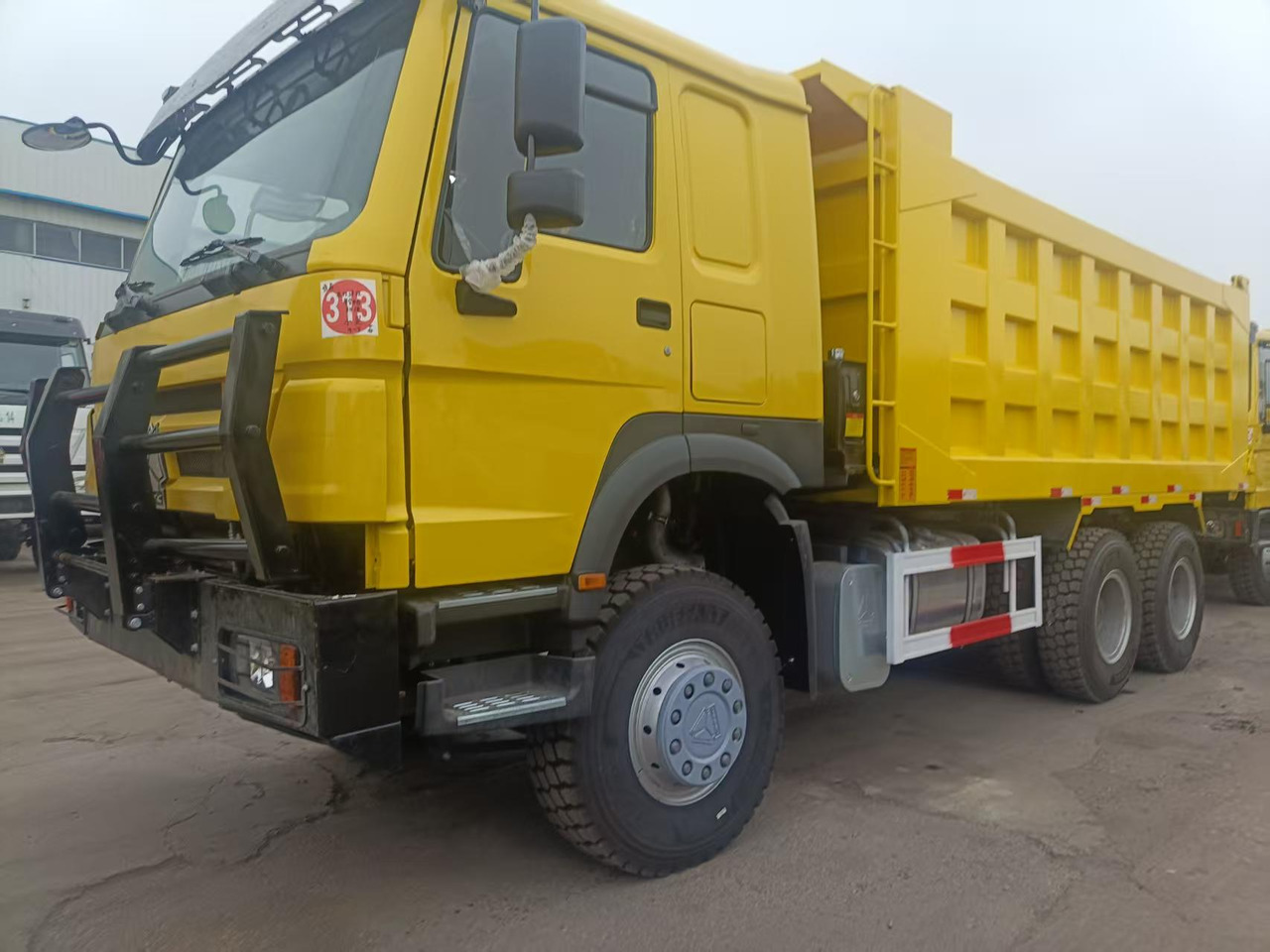 SINOTRUK HOWO - Camião basculante: foto 2 SINOTRUK HOWO - Camião basculante: foto 2
