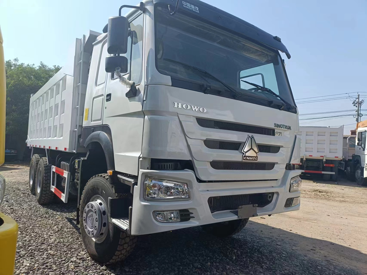 SINOTRUK HOWO - Camião basculante: foto 1 SINOTRUK HOWO - Camião basculante: foto 1