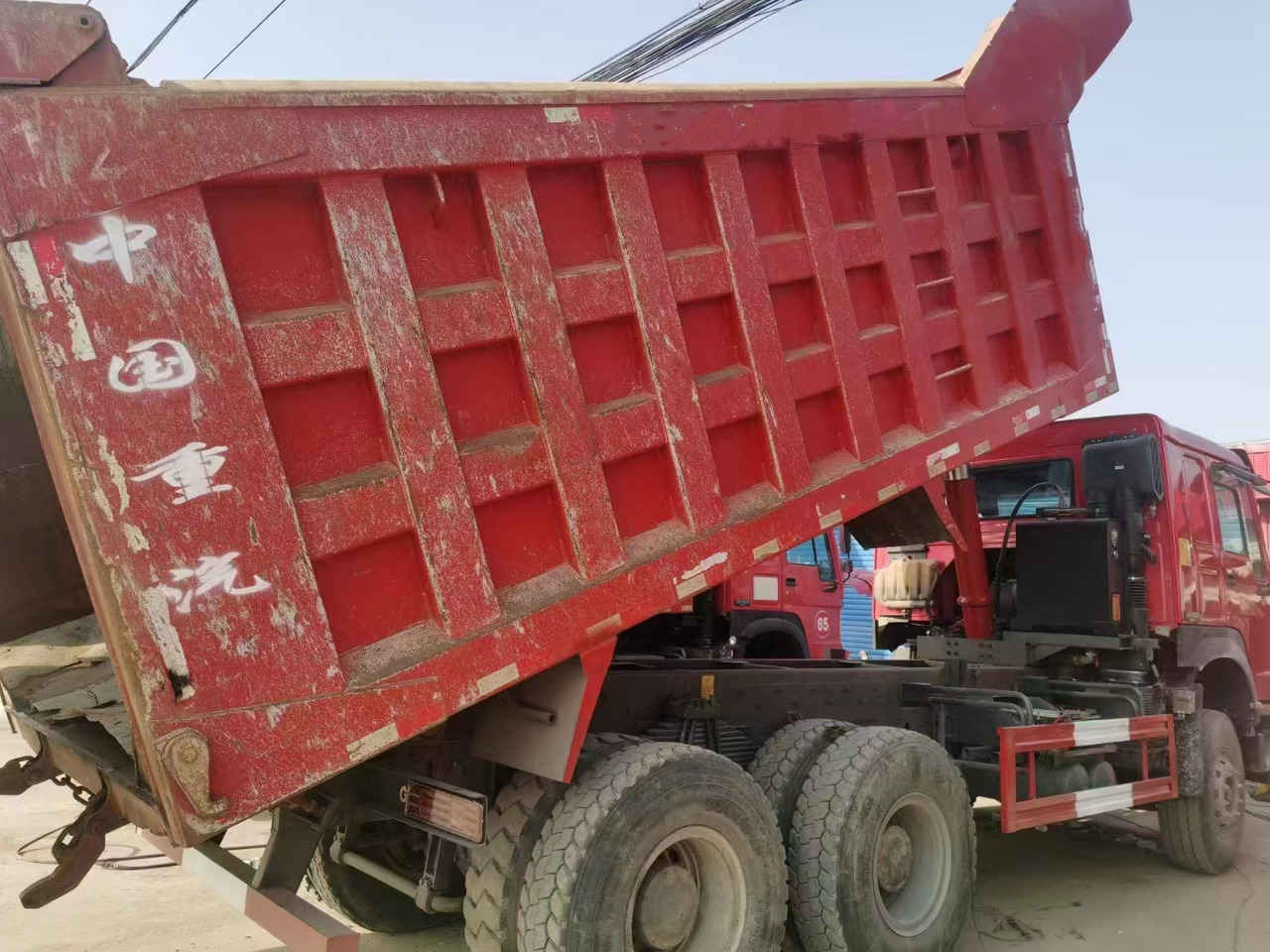 SINOTRUK HOWO - Camião basculante: foto 2 SINOTRUK HOWO - Camião basculante: foto 2