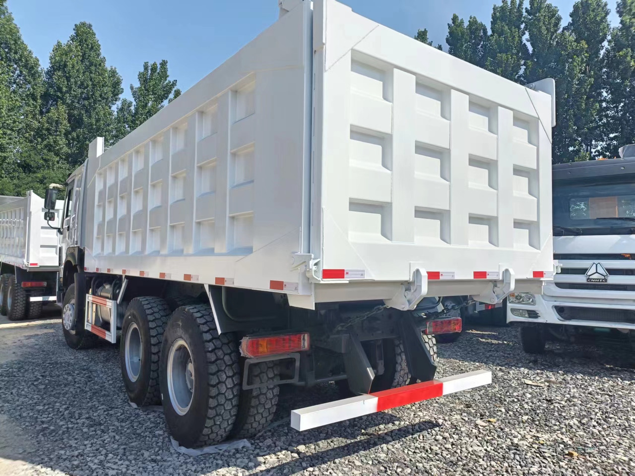 SINOTRUK HOWO - Camião basculante: foto 2 SINOTRUK HOWO - Camião basculante: foto 2