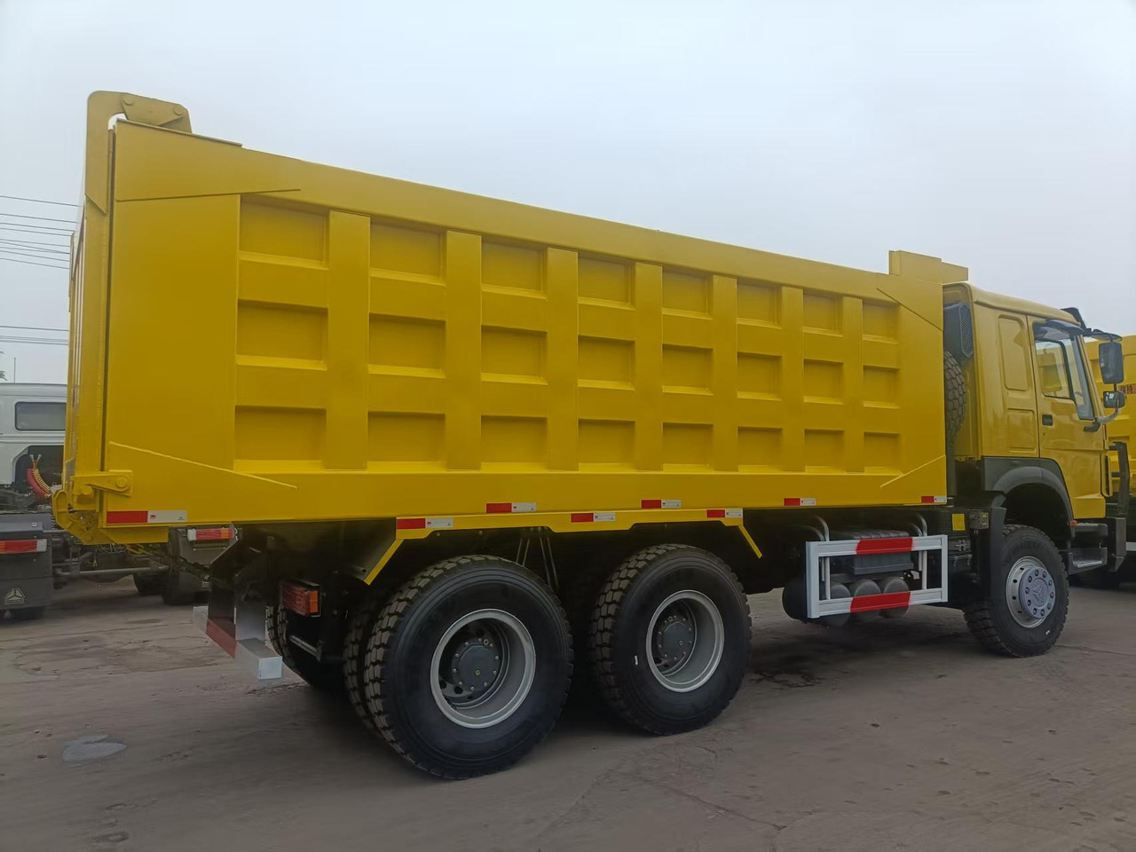 SINOTRUK HOWO - Camião basculante: foto 4 SINOTRUK HOWO - Camião basculante: foto 4