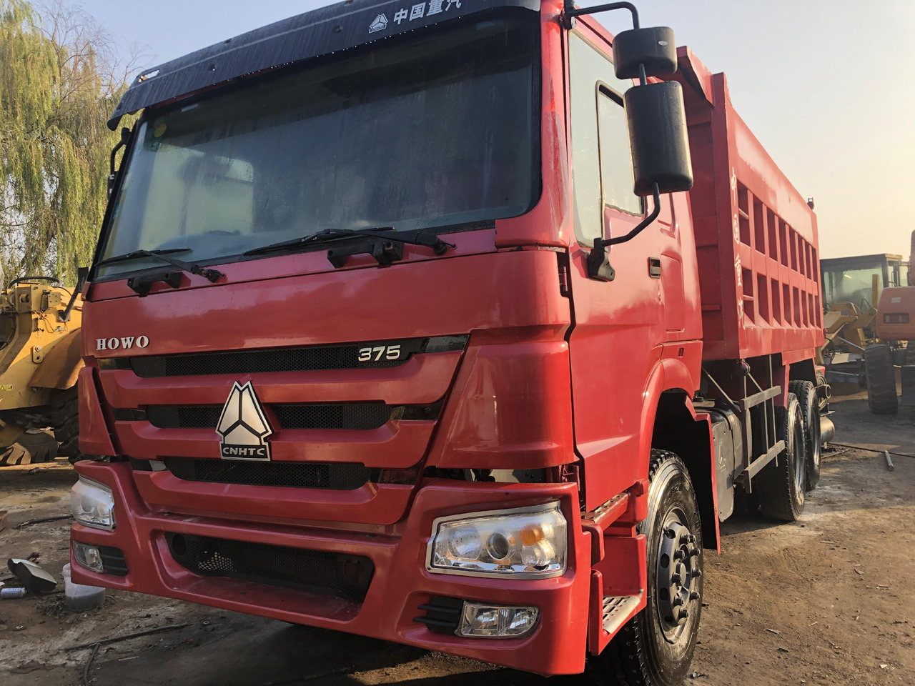 SINOTRUK HOWO - Camião basculante: foto 1 SINOTRUK HOWO - Camião basculante: foto 1