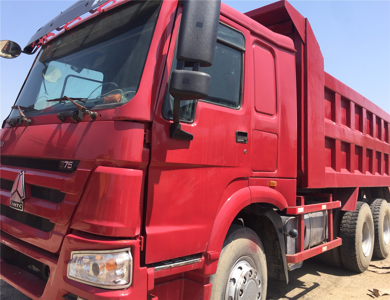 SINOTRUK HOWO - Camião basculante: foto 3 SINOTRUK HOWO - Camião basculante: foto 3