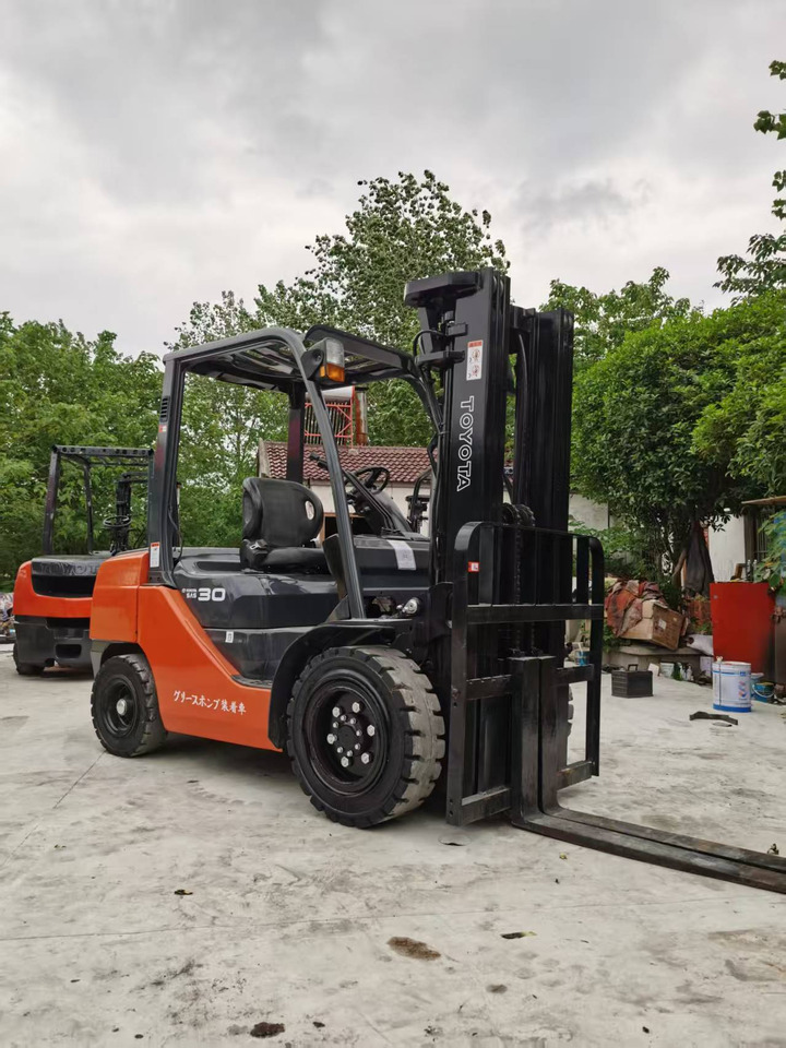 TOYOTA 72-8FDN30 - Empilhador a diesel: foto 3 TOYOTA 72-8FDN30 - Empilhador a diesel: foto 3