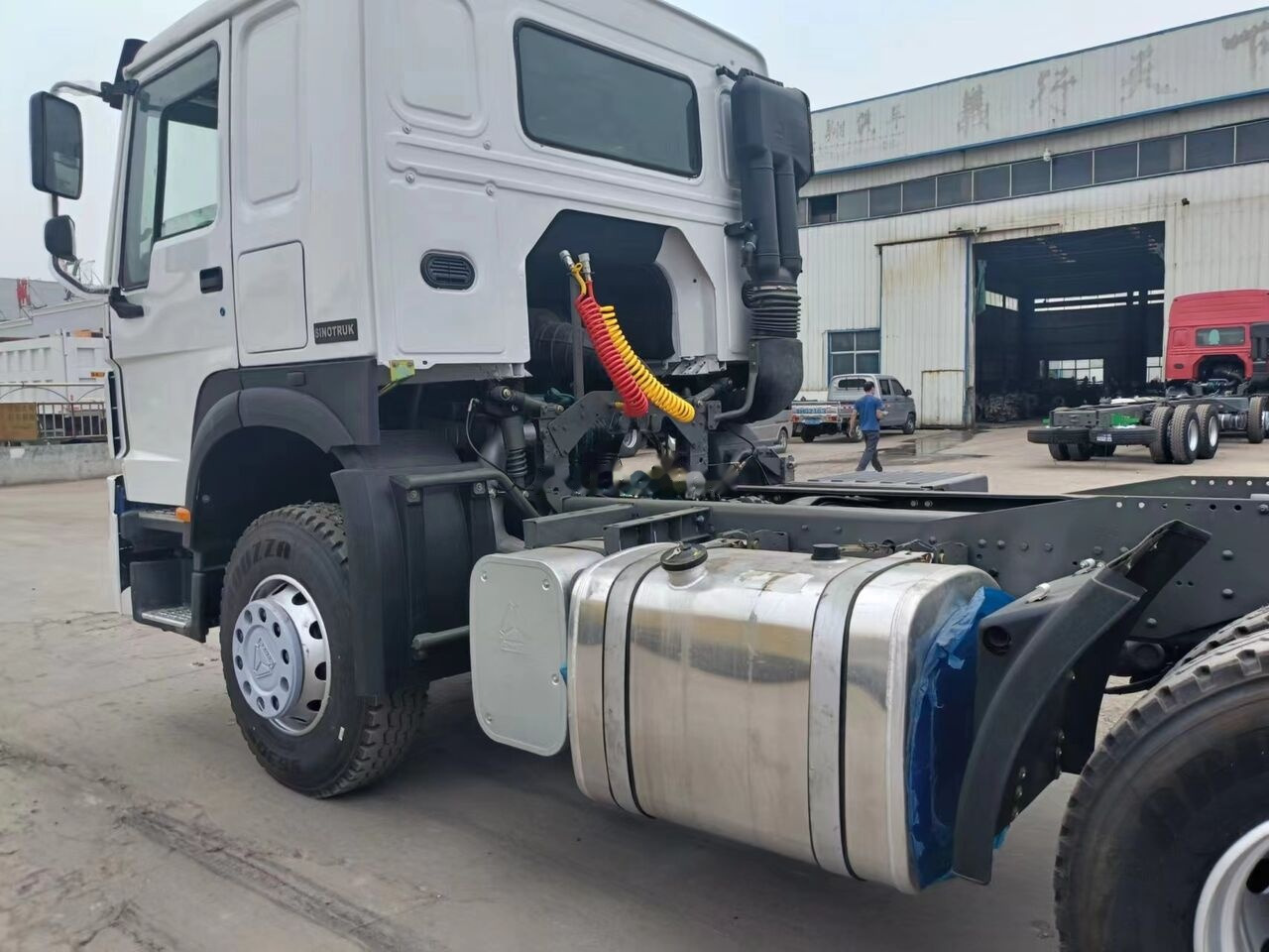 Sinotruk Howo 371 - Tractor: foto 4 Sinotruk Howo 371 - Tractor: foto 4