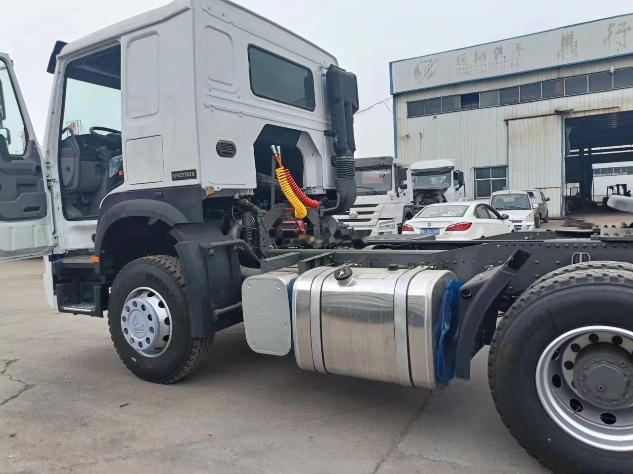 Sinotruk Howo 371 - Tractor: foto 2 Sinotruk Howo 371 - Tractor: foto 2